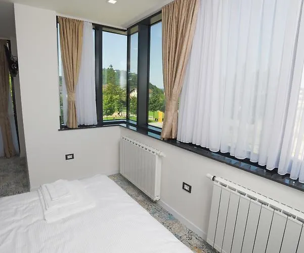 Grand * Velika Kladusa